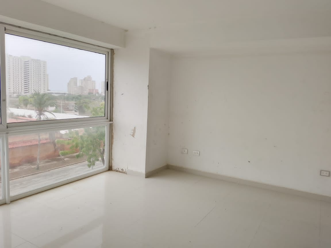 Apartamento en Urb. Dumar. Obra blanca