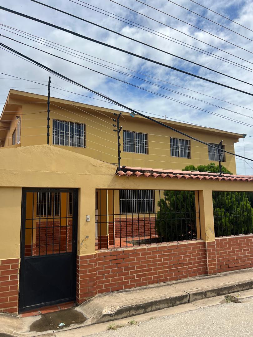 Casa a una cuadra de Av. Juan Bautista 