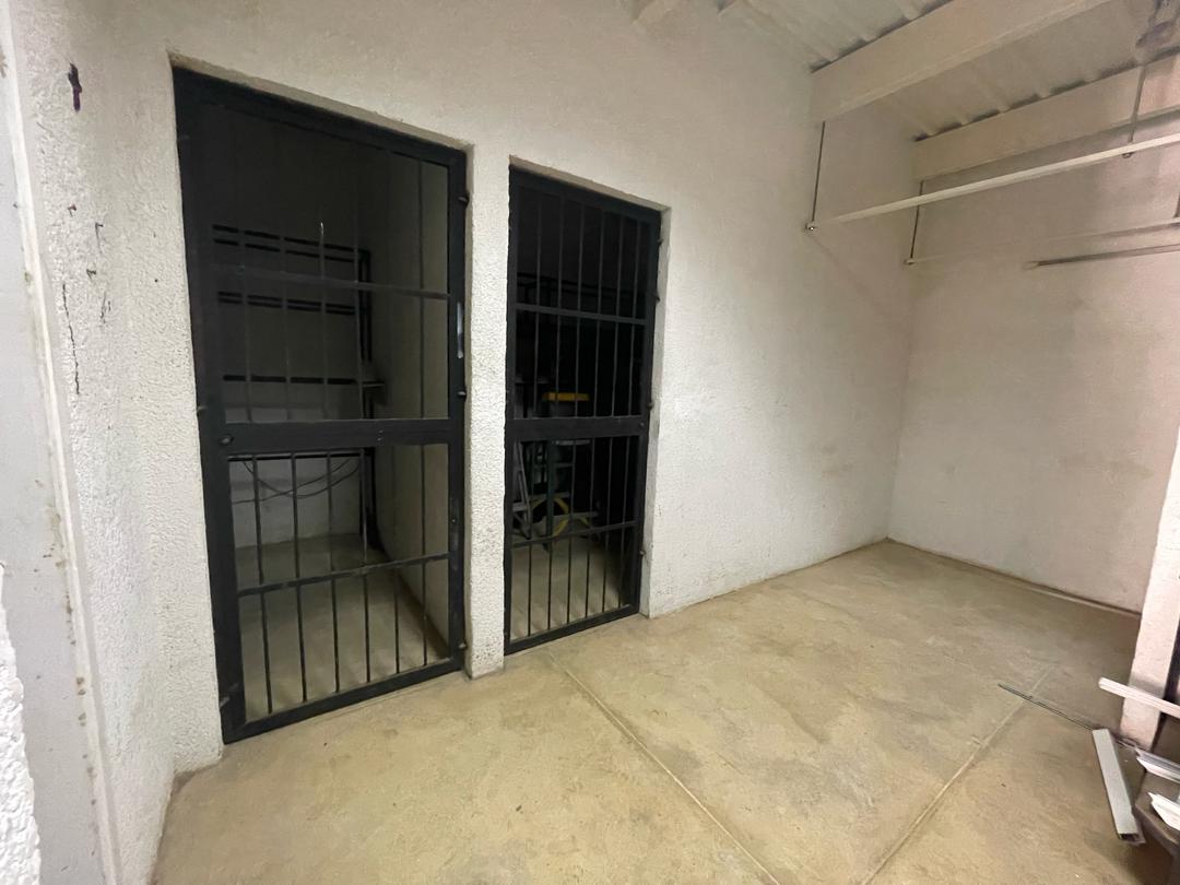 Galpón y local comercial en Los Robles 