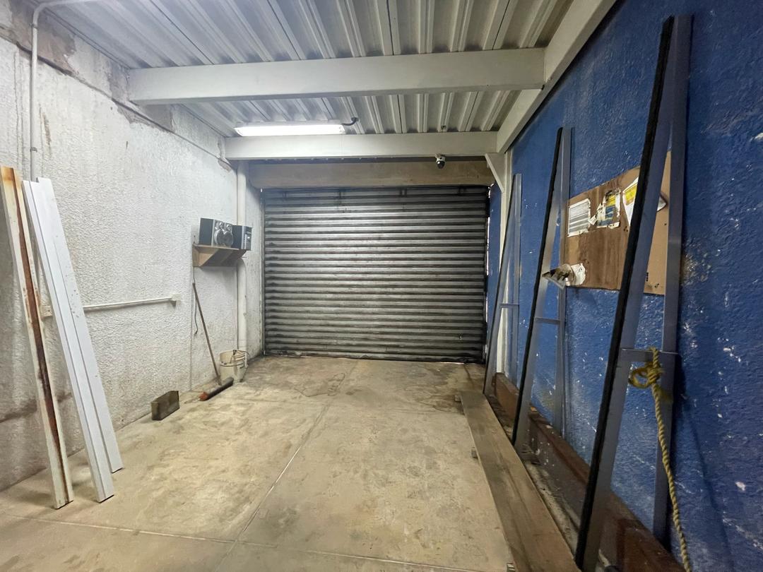 Galpón y local comercial en Los Robles 