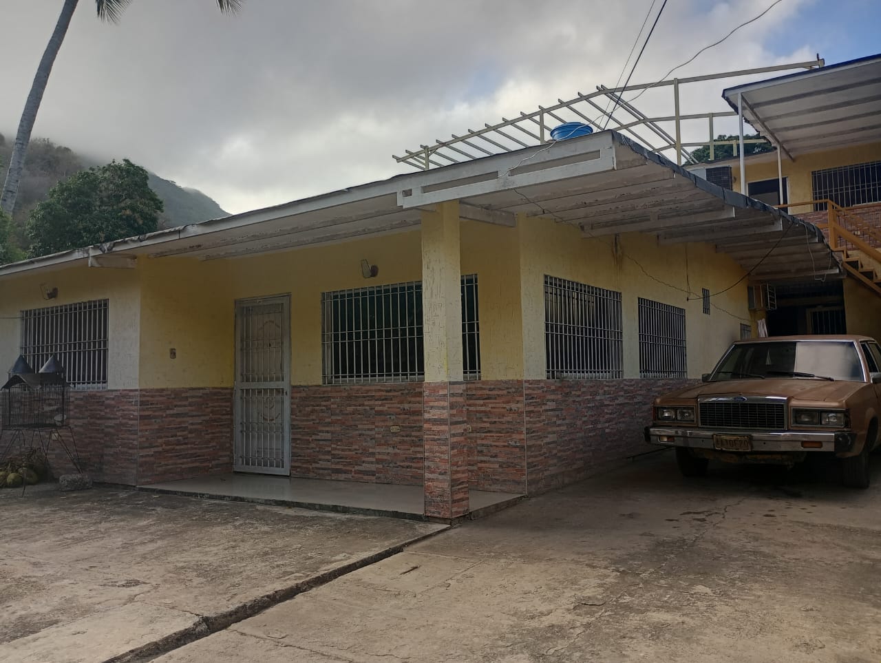 Casa con dos anexos en La Fuente