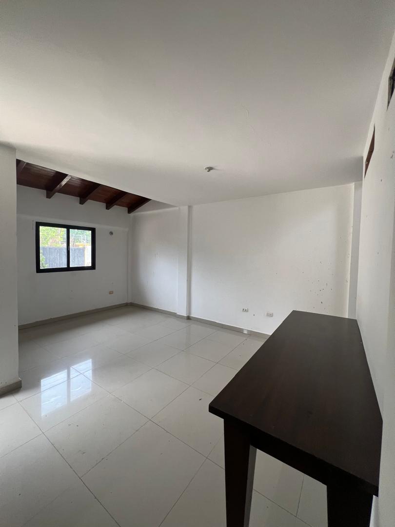 Townhouse en La Asunción. Obra blanca 