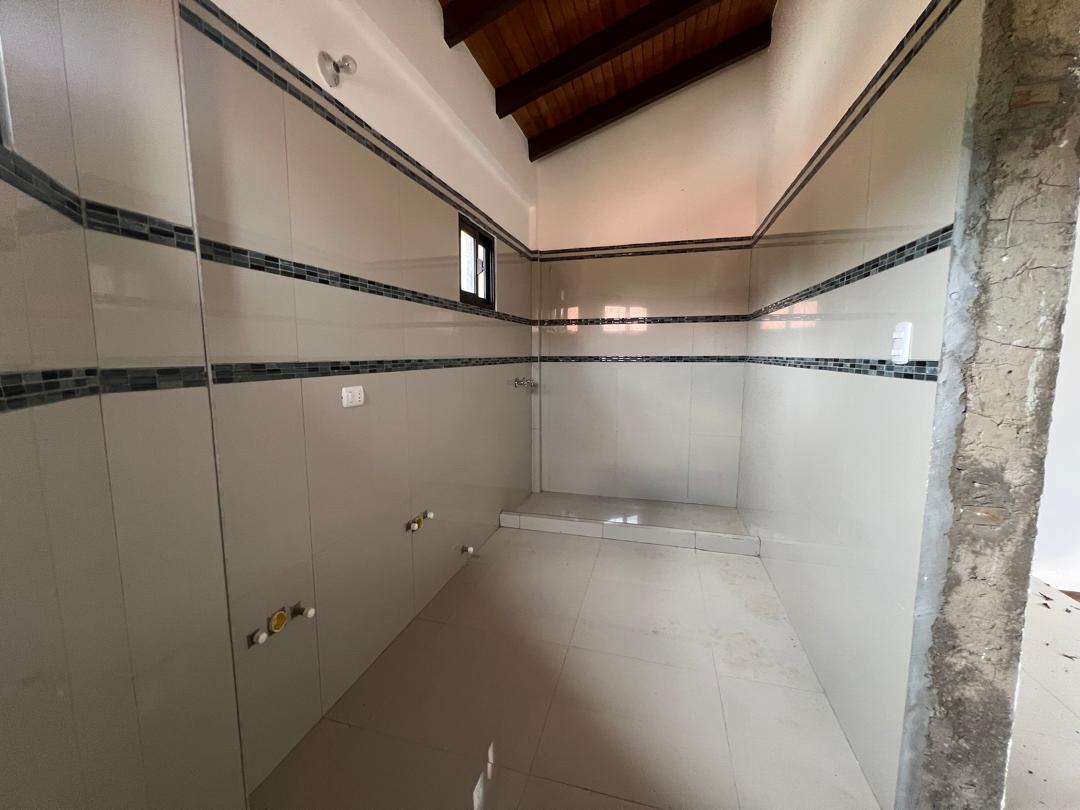 Townhouse en La Asunción. Obra blanca 