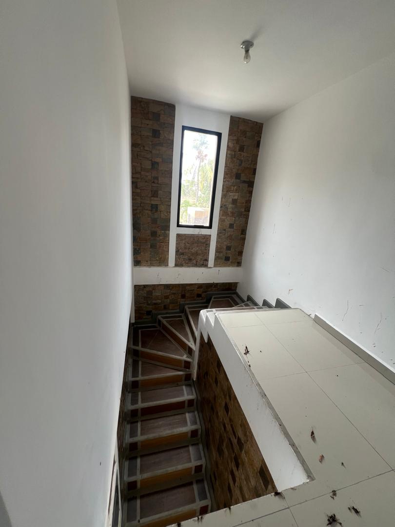 Townhouse en La Asunción. Obra blanca 