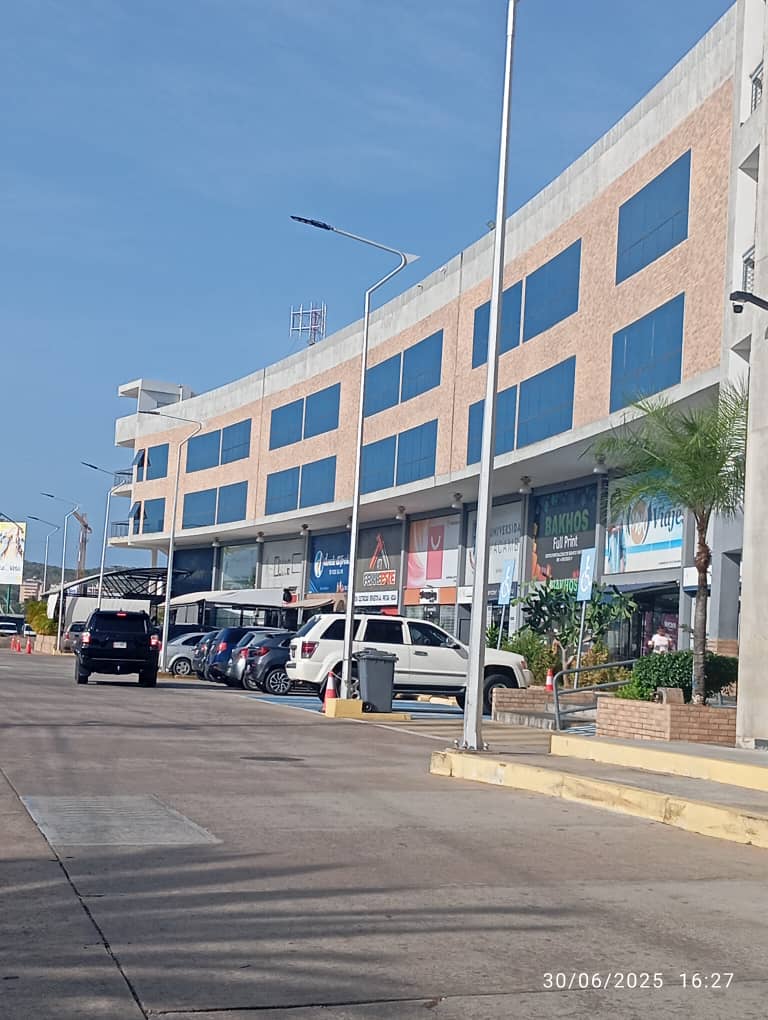 Oficina 196 mts en Av. Bolívar 