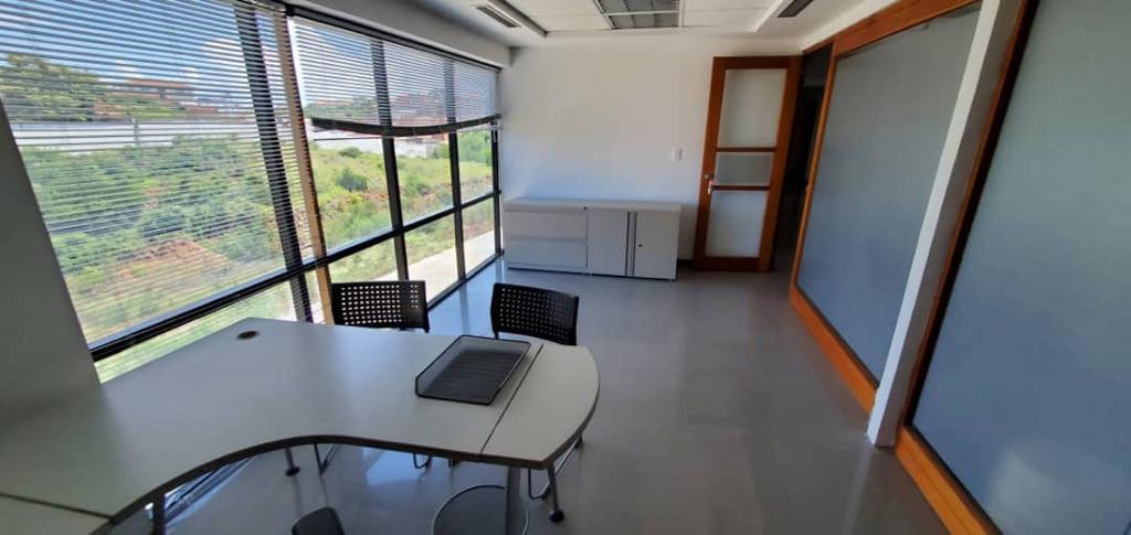 Oficina 196 mts en Av. Bolívar 