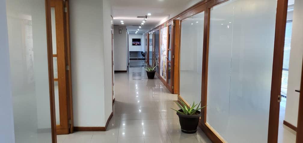 Oficina 196 mts en Av. Bolívar 
