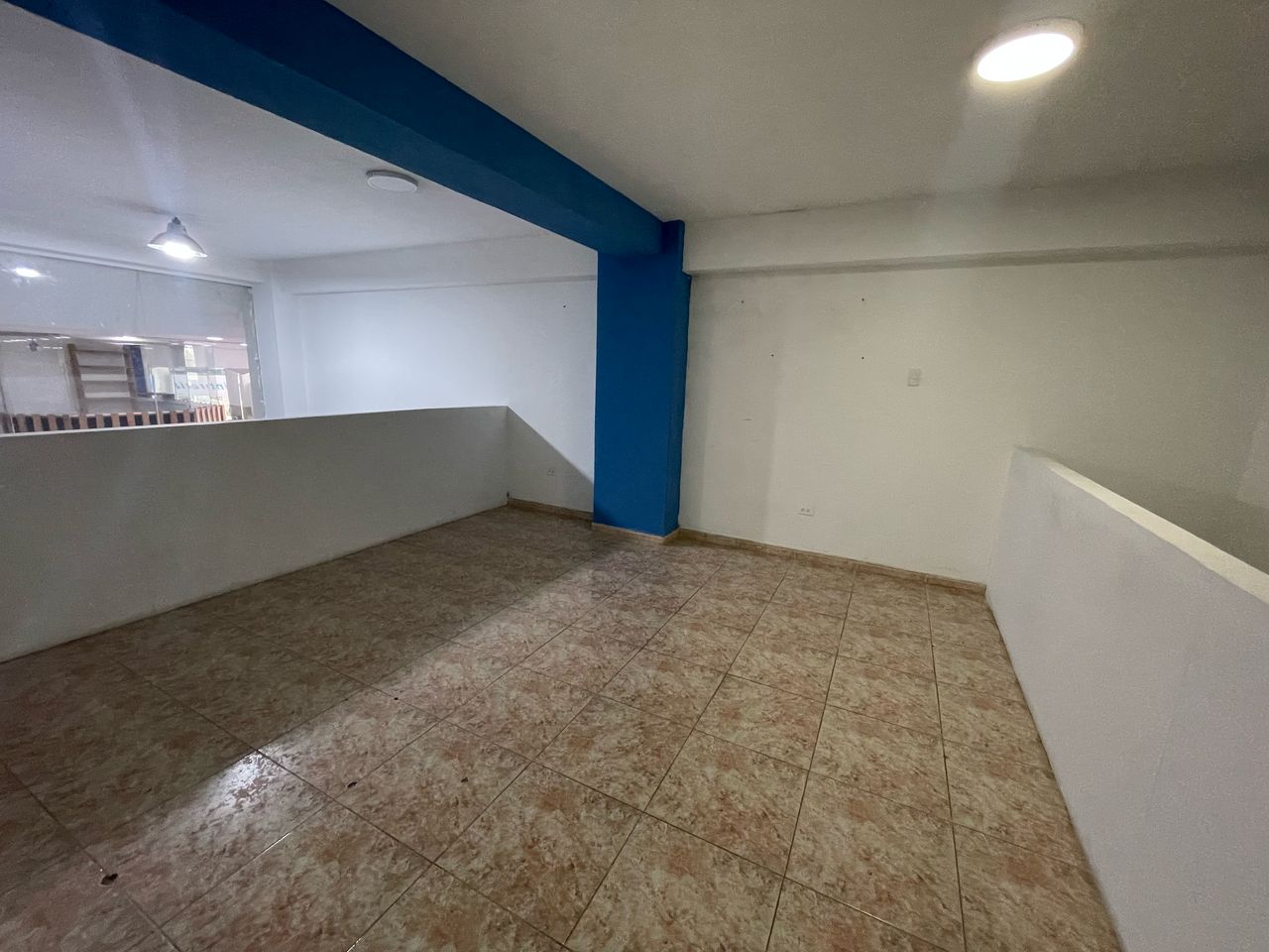 Local dúplex en C.C. AB