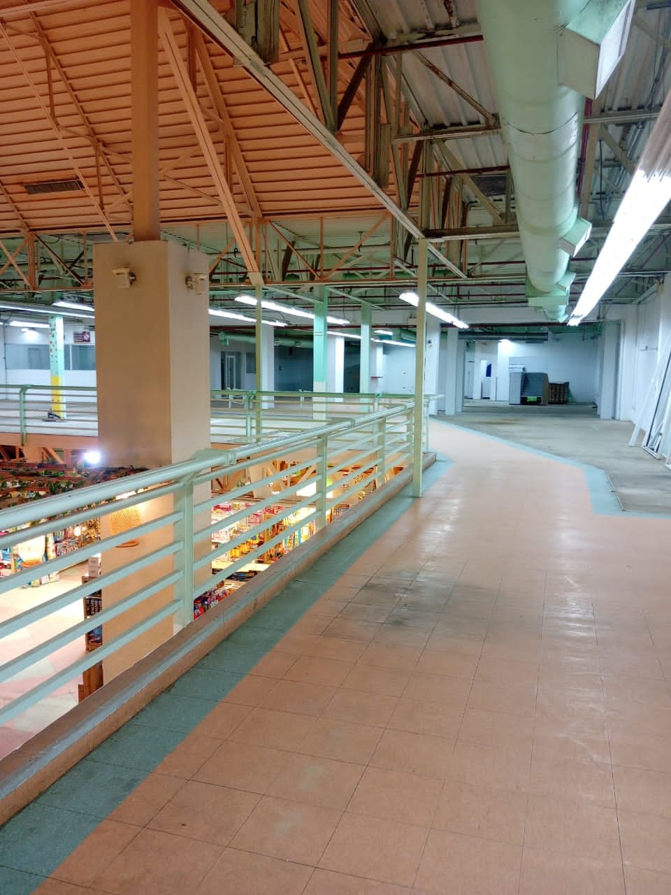 Espacios en C.C. en Av. 4 de Mayo