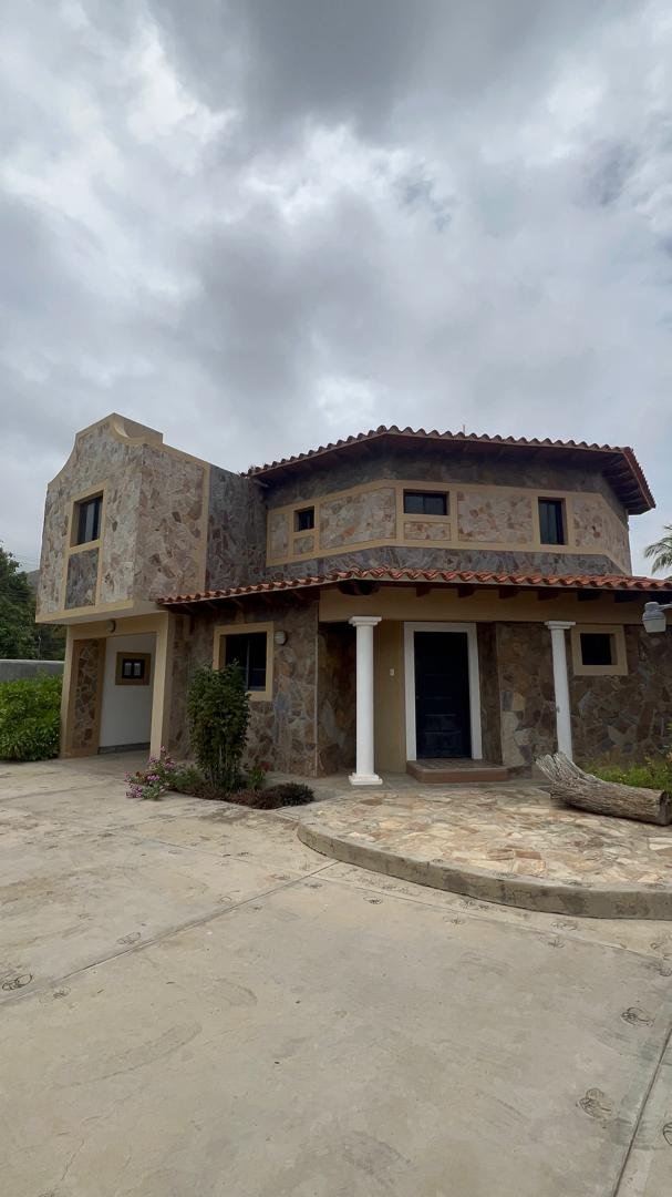 Townhouse en La Asunción. Obra blanca