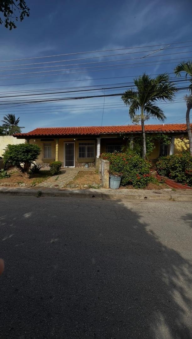 Casa para remodelar en Los Robles 